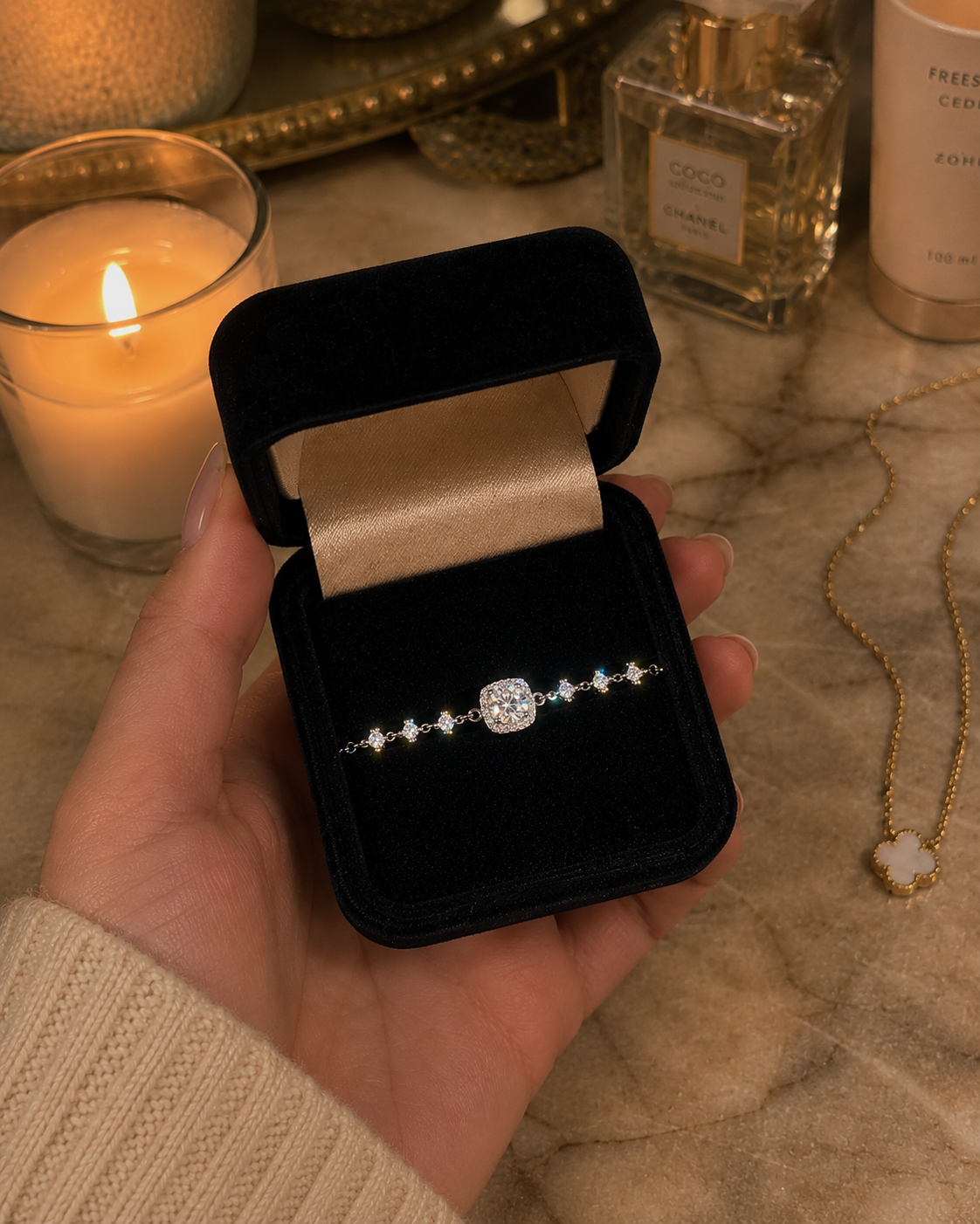 Geometric Bracelet box in hand
